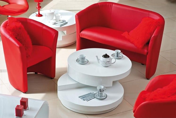 Małe fotele do salonu – komfort i styl w każdym wnętrzu